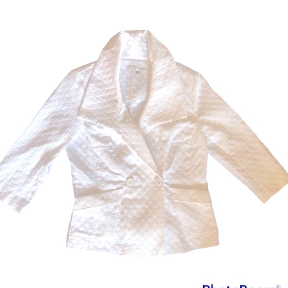 CAbi Jackets & Blazers - CAbi White Two Button 3/4 Sleeve Blazer